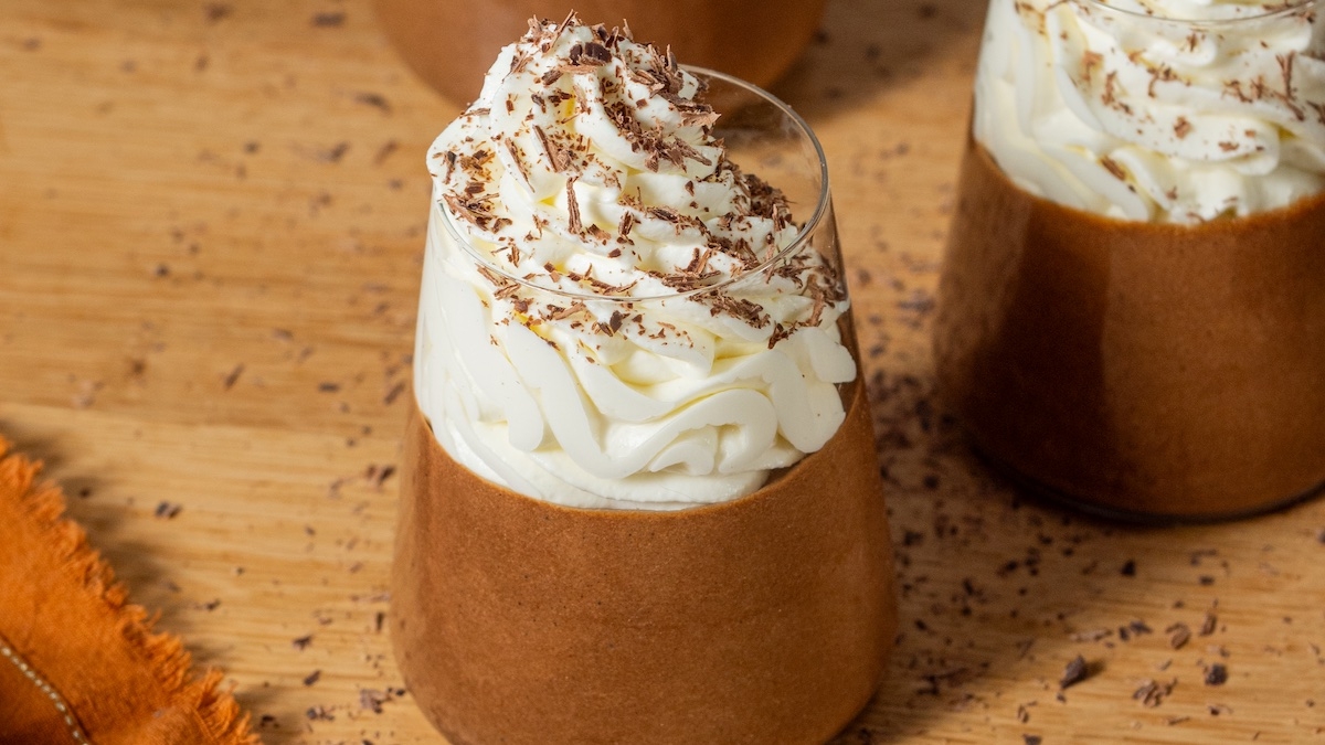 Plongez dans la gourmandise de cette mousse au chocolat façon liégeois, une douceur hyper simple à réaliser !