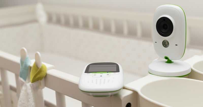 Il découvre que sa femme le trompe à travers le baby phone
