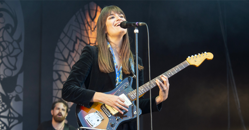 Clara Luciani est enceinte de son premier enfant et l'annonce avec un adorable message