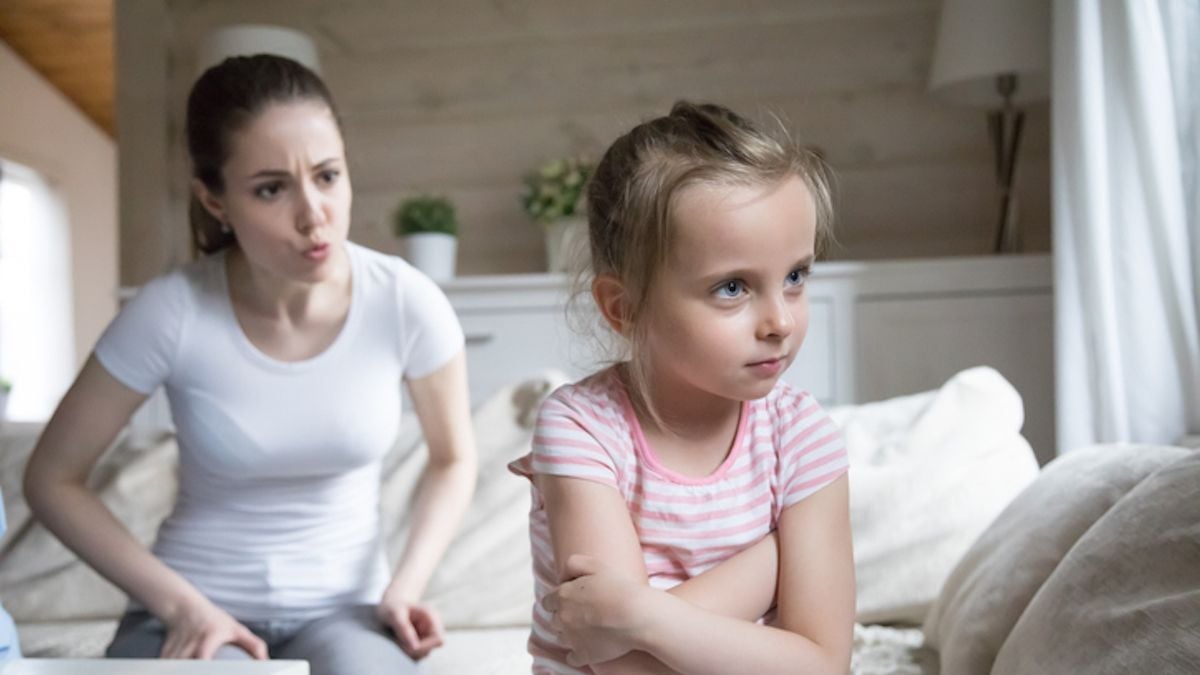 Un enfant ment à sa mère