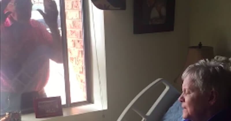 Cet homme de 80 ans rend visite à sa femme, atteinte d'Alzheimer, tous les jours à sa fenêtre et lui chante des chansons