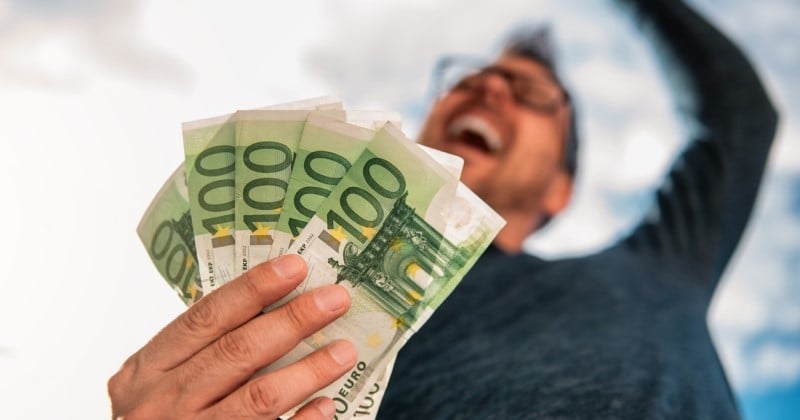 Cet homme a gagné 200 000€ à l'EuroMillions après s'être trompé de numéro parce qu'il avait... oublié ses lunettes