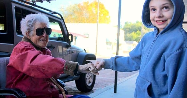 À 90 ans, elle a fait le choix de voyager et de profiter du reste de sa vie plutôt que de rester dans un hôpital à soigner son cancer 