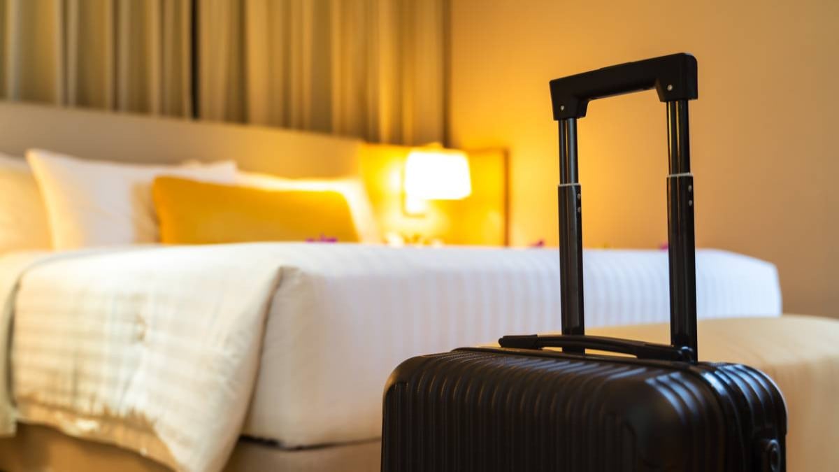 Valise dans une chambre d'hôtel
