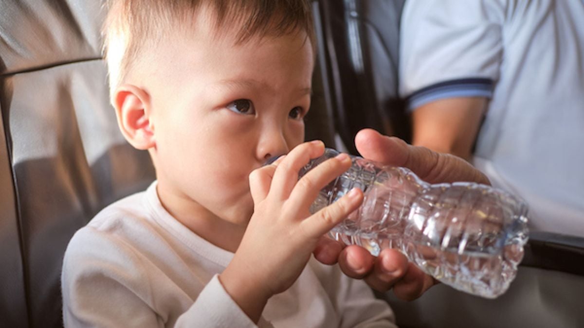 Un enfant de 3 ans se fait servir par erreur un verre de vin dans un avion, ses parents sont scandalisés