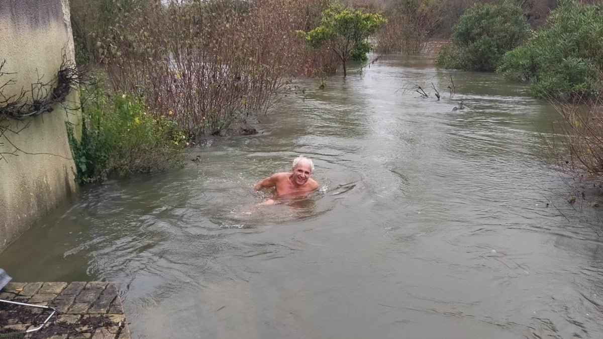 La Charente déborde dans son jardin, il en profite pour une baignade improvisée en plein mois de décembre