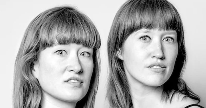 Il photographie des personnes qui se ressemblent trait pour trait	sans avoir de lien de parenté