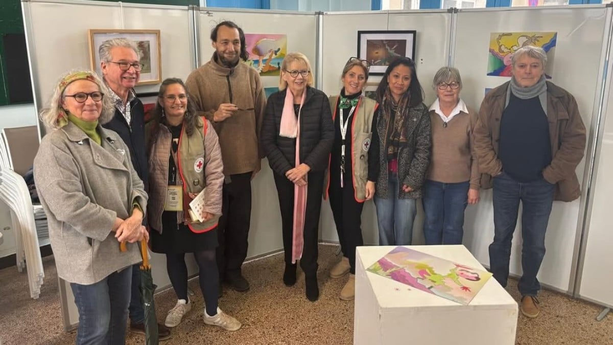 Un sans-abri qui vit dans une forêt vend huit tableaux lors de sa première exposition de peinture