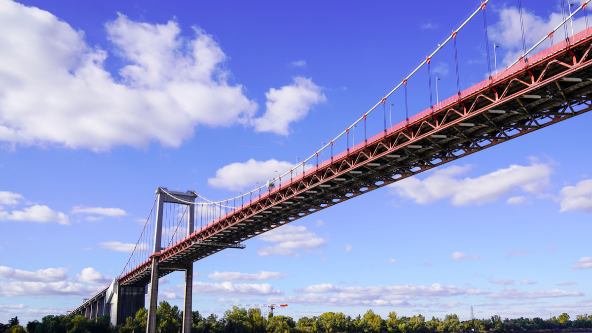 Deux éboueurs sauvent une femme sur le point de se jeter d'un pont 