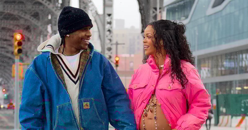 Rihanna enceinte ! Elle affiche son ventre rond dans les rues de New York 