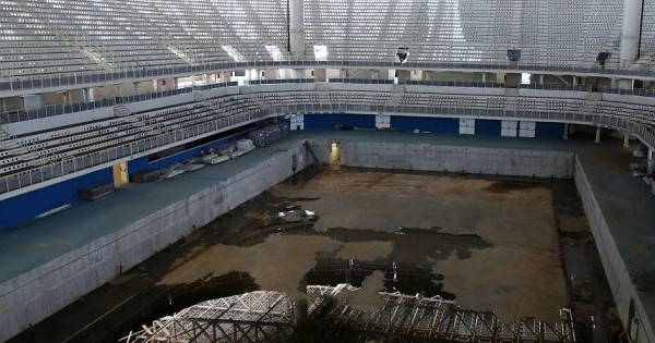 Scandaleux : seulement six mois après les J.O. qui ont coûté au Brésil une fortune, le site olympique de Rio et le stade Maracana ne ressemblent plus à rien et sont laissés à l'abandon...