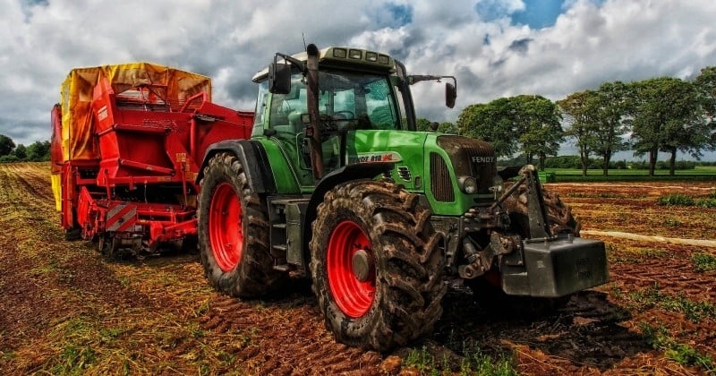 Normandie : un agriculteur ivre a été arrêté alors qu'il conduisait son tracteur... en slip !
