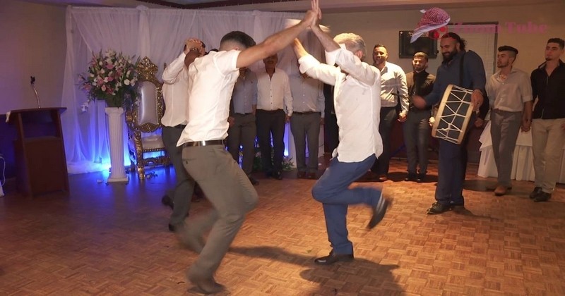 Ces hommes sont fiers de faire découvrir le Dabkeh, une danse traditionnelle libanaise