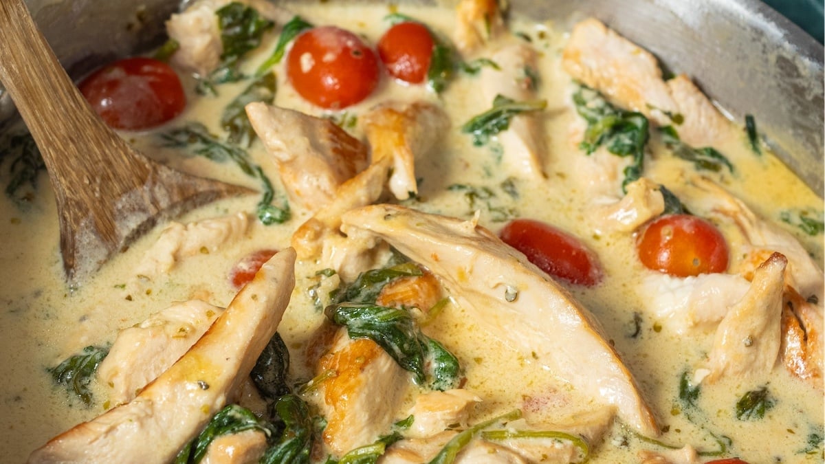 Goûtez ce merveilleux poulet à la toscane, une recette mijotée et pleine de saveurs !