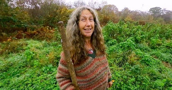 Du jour au lendemain, elle a quitté tout ce qui la reliait à sa vie citadine pour vivre seule dans la forêt et en totale autonomie