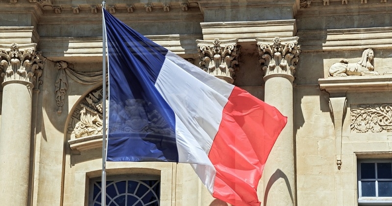 Emmanuel Macron a fait changer une couleur du drapeau français