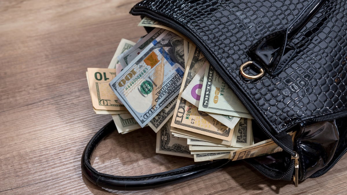 Elle achète un sac 6 € dans une friperie... et découvre un trésor et une mystérieuse lettre à l'intérieur