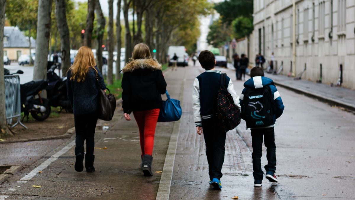 Des enfants marchant dans une rue