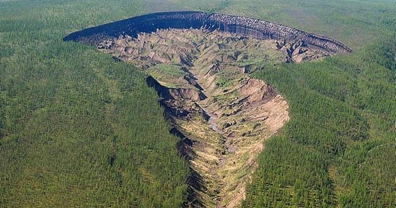 En Sibérie, la fonte du permafrost crée une énorme faille dans la croûte terrestre