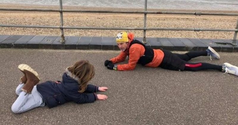 Alors que son fils autiste souffrait d'une crise au sol, un inconnu s'est allongé pour l'apaiser avec succès