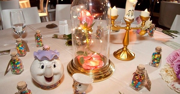 Ce couple a décoré les tables de leur mariage en s'inspirant de célèbres dessins animés Disney. Et le résultat est franchement bluffant !