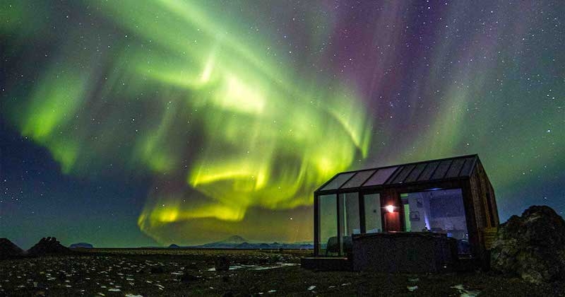 Islande : ce chalet en verre est l'endroit idéal pour admirer les aurores boréales