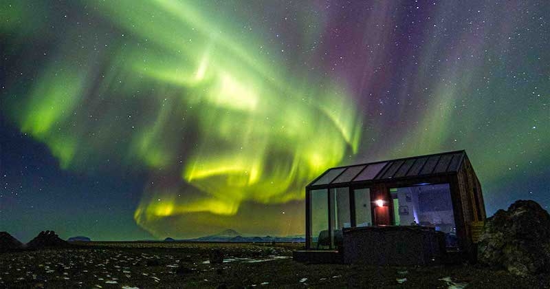 Islande : ce chalet en verre est l'endroit idéal pour admirer les aurores boréales 