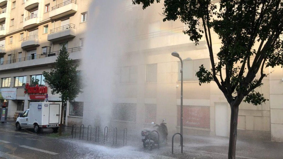 Borne à incendie vandalisée à Asnières (Hauts-de-Seine)