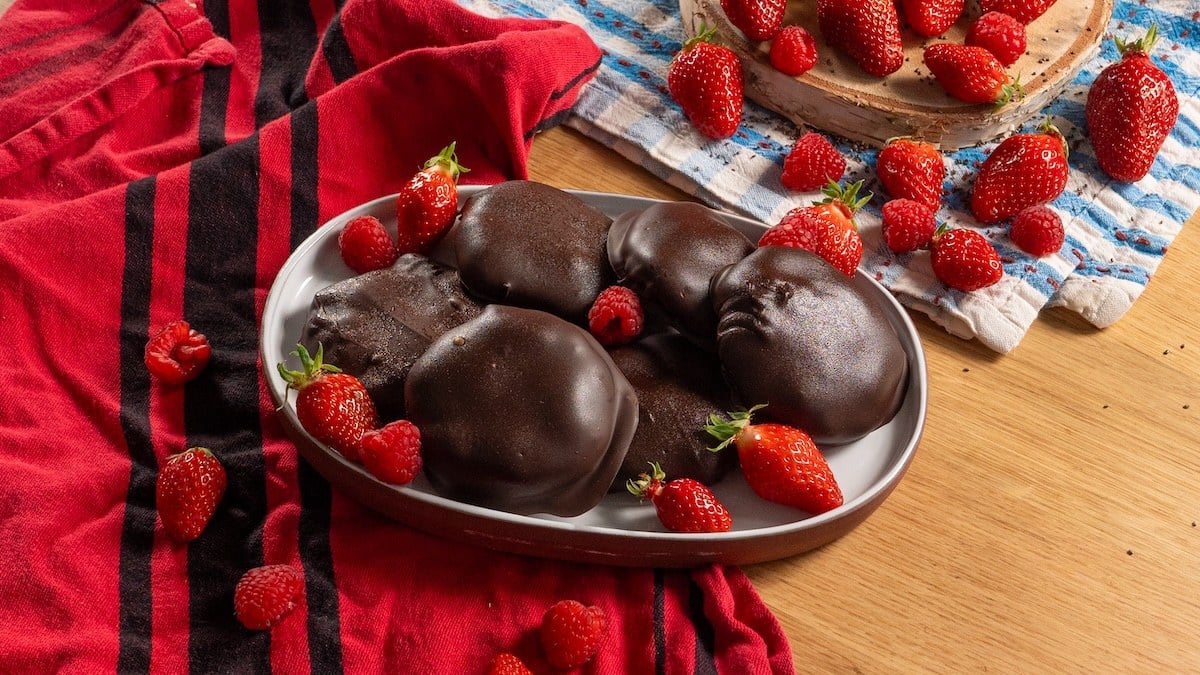 Un snack healthy à la fraise, framboise et chocolat noir pour...