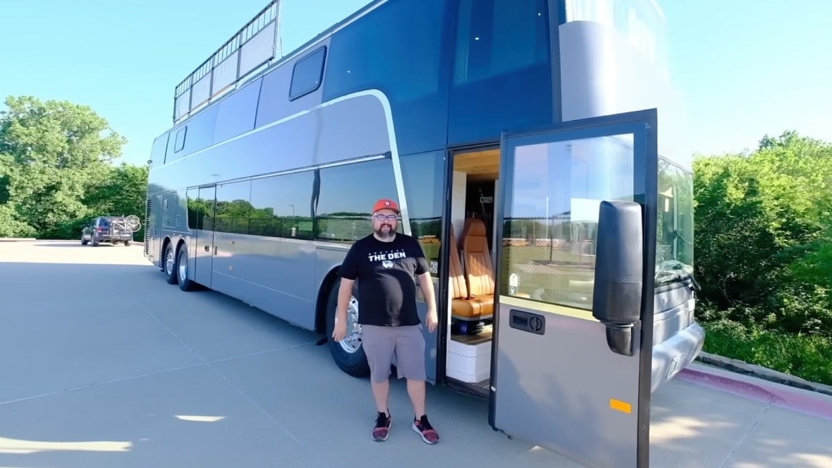 Ils quittent leur maison pour vivre avec leurs 4 filles dans un bus à impériale acheté 2 300 euros : près de trois ans plus tard, ils ont économisé 23 000 euros