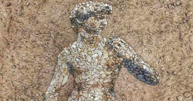 Avec de simples pierres, cet artiste réalise des portraits exceptionnels à même le sol