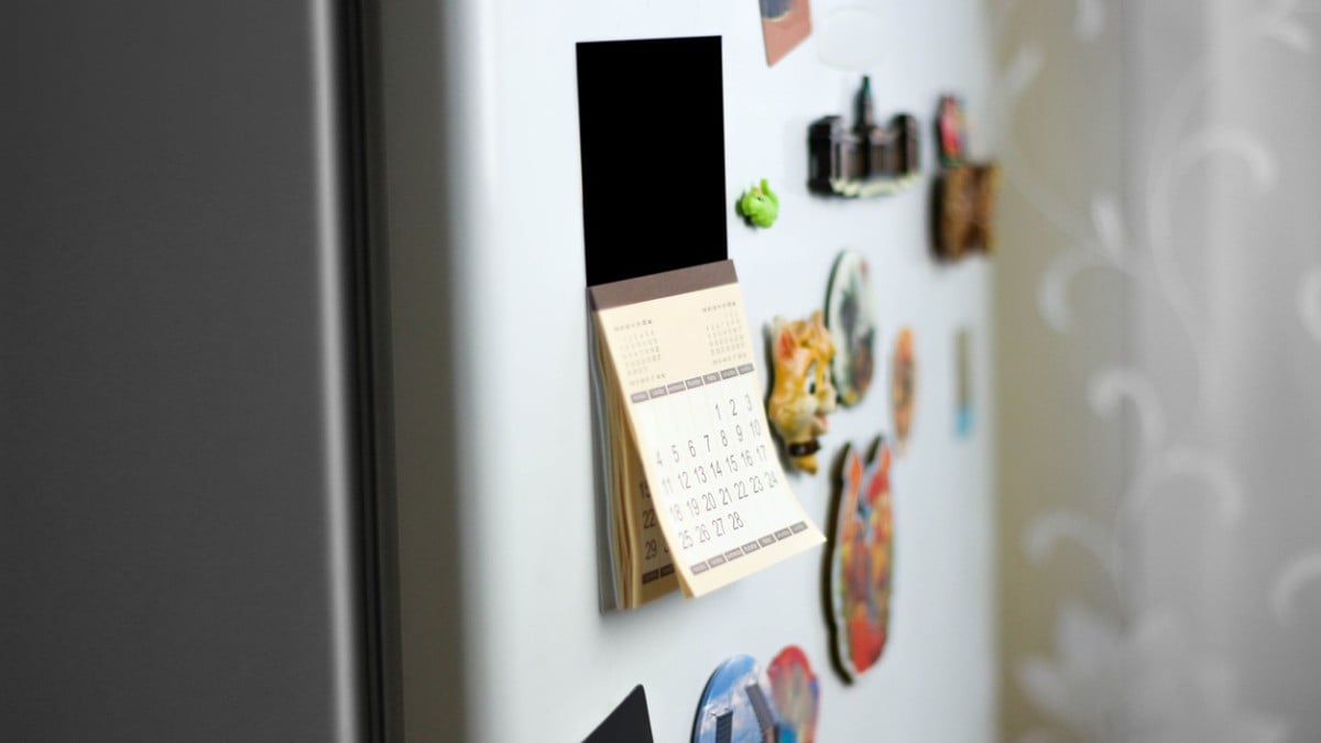 Des magnets sur un frigo
