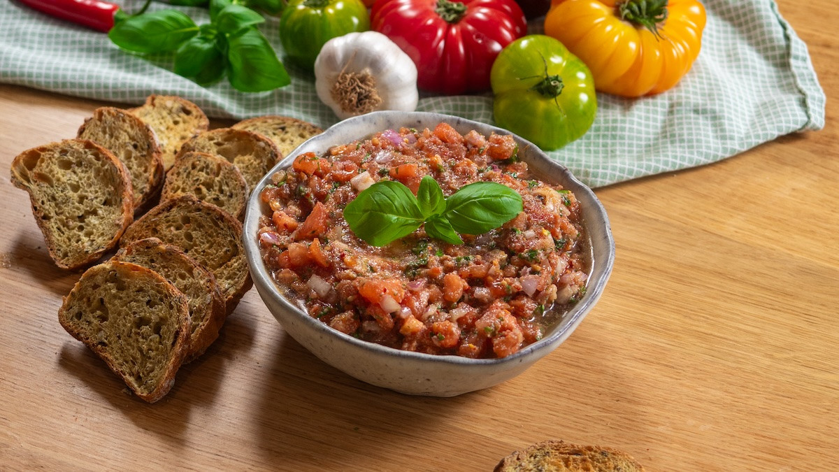 Le meilleur apéro de la saison ? Ce dip de tomates ultra-savoureux...