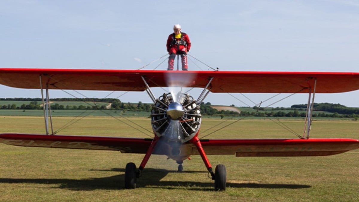Harry Heasman en train de réaliser son rêve de marcher sur les ailes d'un avion en marche 