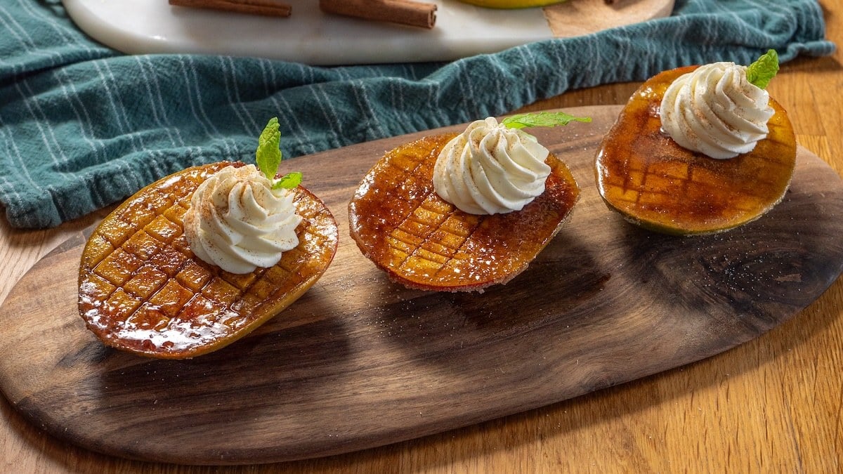 Mangue brûlée : un dessert fruité et craquant prêt en 5 minutes !