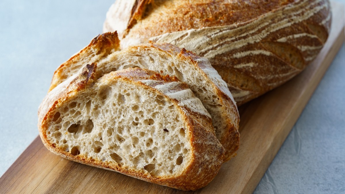 Votre pain rassit en 24 h ? Les boulangers le gardent moelleux...