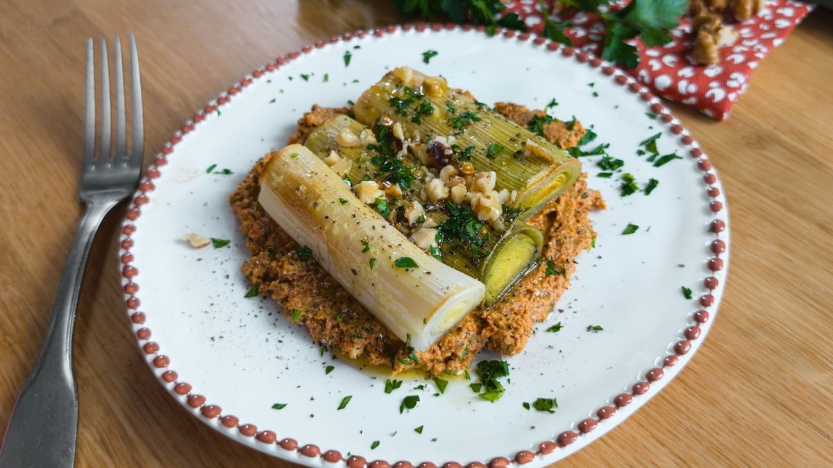 Poireaux rôtis et pesto rosso aux noix