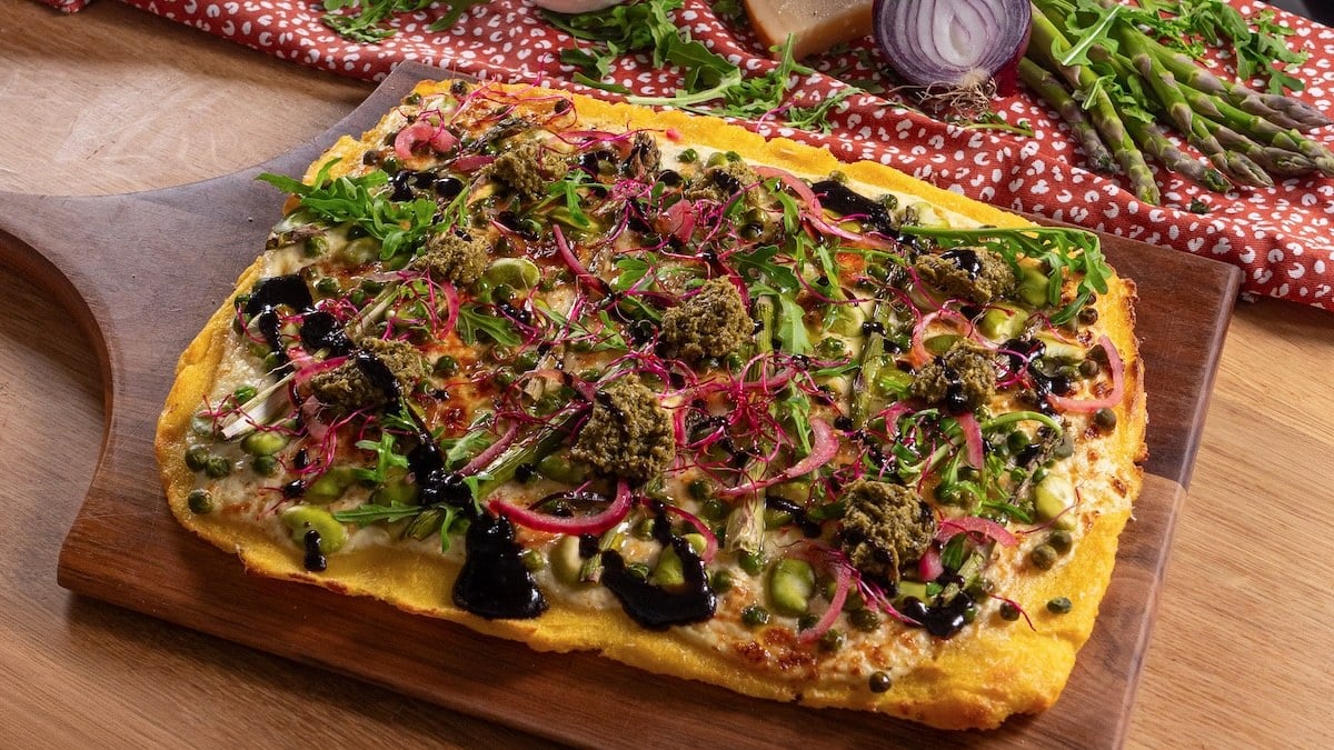 Cette tarte façon polenta gratinée aux légumes verts est parfaite...
