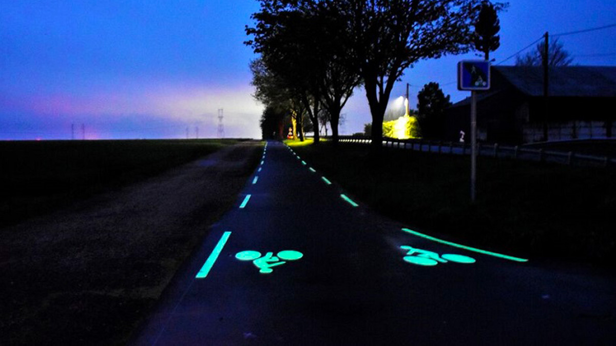 Une piste cyclable qui brille dans le noir vient d'être installée dans l'Essonne 