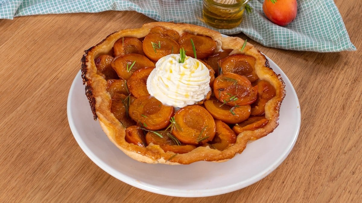 Abricots, miel, romarin : renversez de plaisir vos papilles avec cette tarte tatin estivale !