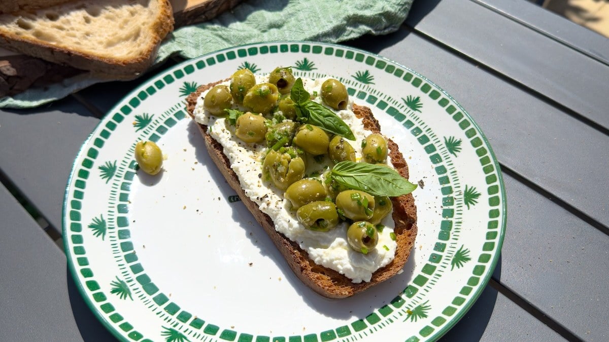 Un cocktail en tartine ? Découvrez cette recette façon Dirty Martini pour faire le plein de fraîcheur !