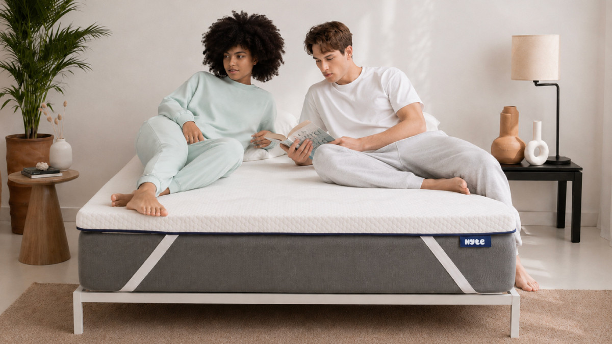 un couple sur un surmatelas Nyte