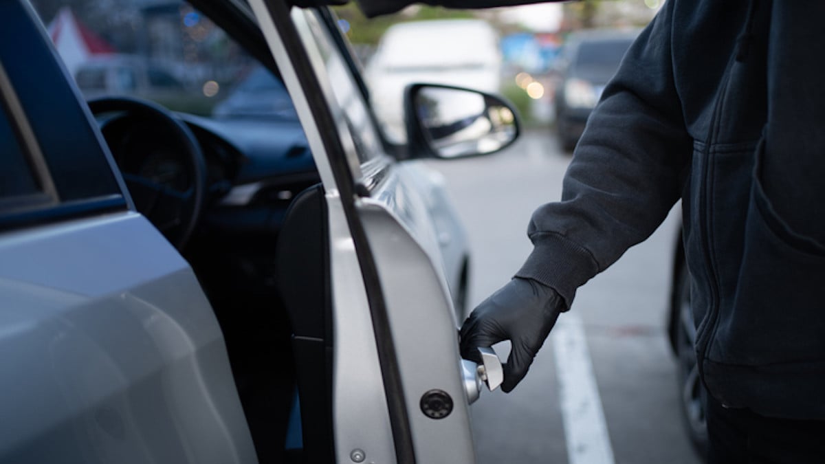 Un homme vole une voiture