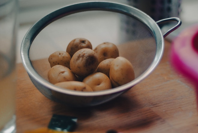 Comment éplucher des pommes de terre sans économe ?