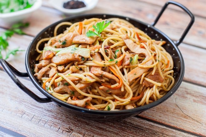 Recette nouilles chinoise sautées aux légumes. dîner express facile et  rapide 