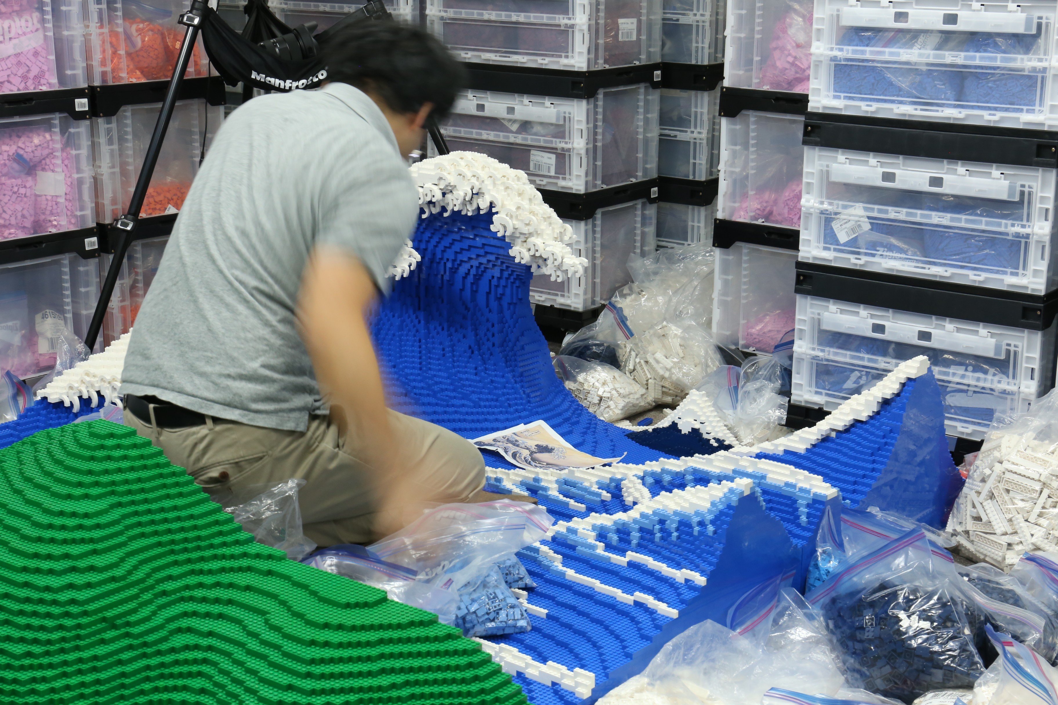 La Grande Vague du peintre Hokusai reproduite à la perfection avec 50 000  LEGO