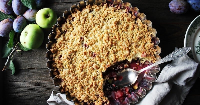 Crumble aux pommes et aux prunes