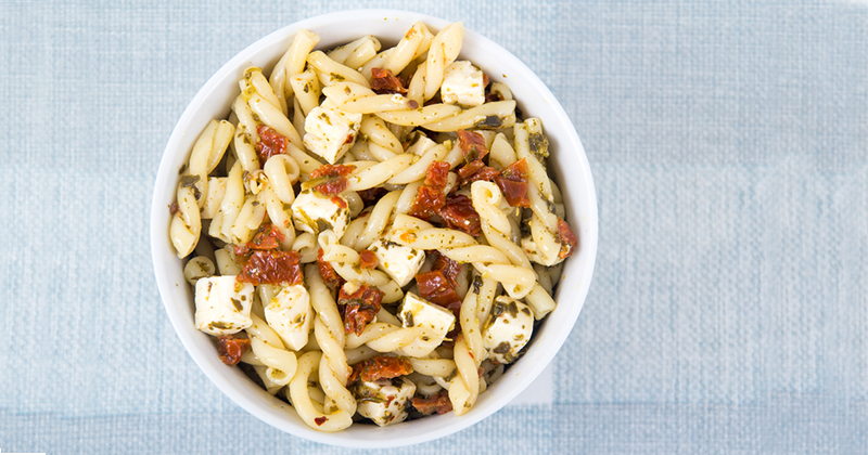 Salade de fusilli aux tomates séchées et mozzarella