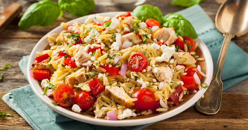 Salade d'orzo au poulet à la grecque