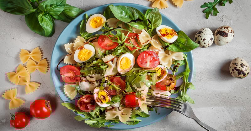 Salade de farfalle aux épinards et &oelig;ufs de caille